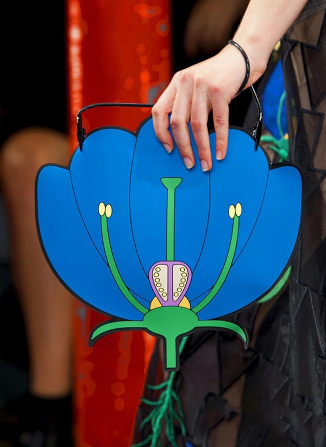 Christopher Kane mang đến cho giới mộ điệu thời trang một mẫu túi xách tinh tế mô phỏng những cánh hoa đầy màu sắc.
