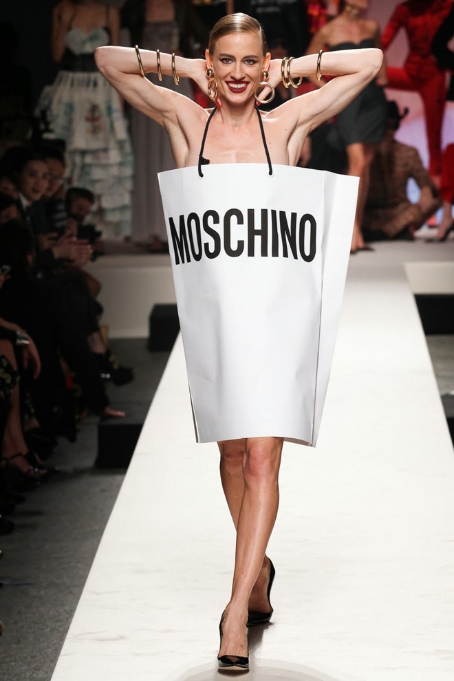 Kết hợp giỏ xách và trang phục như các NTK của Moschino đang làm cũng thật sáng tạo, nhưng ít có cô nàng nào dám mặc ngoài sàn diễn.