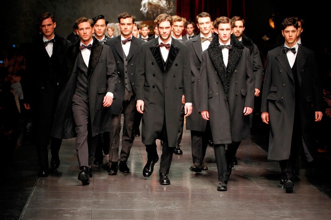 Phía sau ánh hào quang của sàn diễn quốc tế là những cuộc mưu sinh vất vả của mẫu nam.