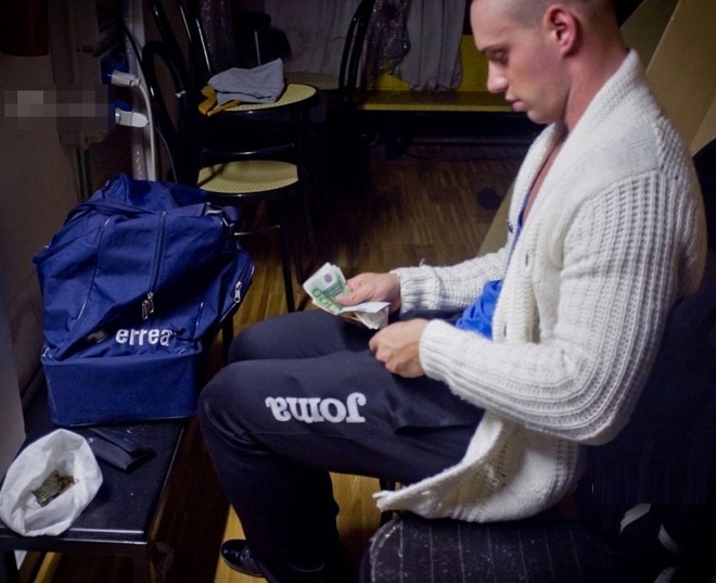 Nỗi buồn tủi khuất sau những màn trình diễn thoát y nóng bỏng của mẫu nam trẻ tuổi Alessandro.