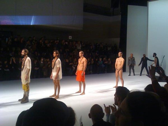 Để sống với nghề, nhiều mẫu nam đành phải làm trò lố theo yêu cầu của nhà thiết kế hay đơn vị tổ chức sự kiện thời trang.