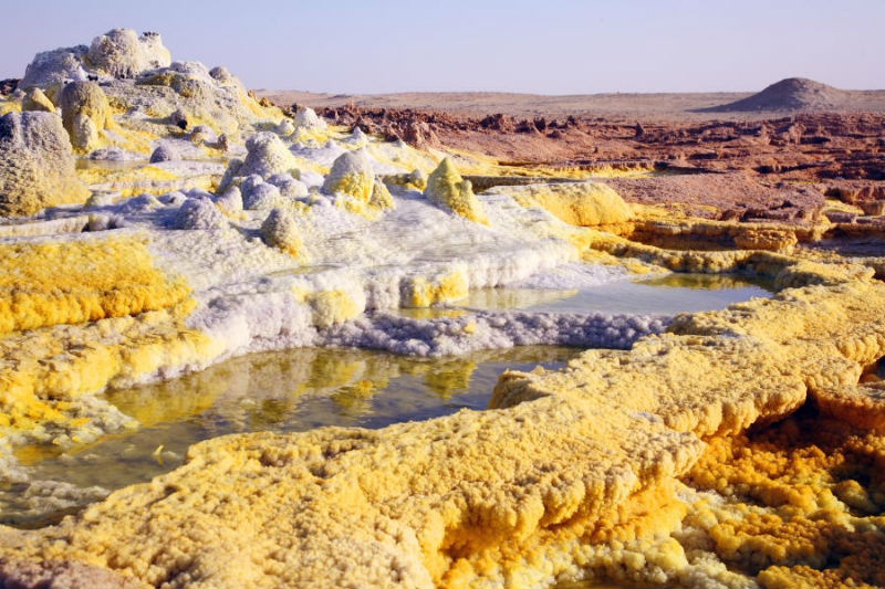 Dallol nằm gần biên giới Eritrea ở một khu vực đã bị đóng cửa với người nước ngoài đến năm 2001. Thậm chí, ngày nay mọi người phải thật sự cẩn thận khi đi du lịch tới địa điểm này bởi sự căng thẳng biên giới và nạn bắt cóc có thể xảy ra bất cứ lúc nào tại đây. Bởi vậy, mỗi năm chỉ có vài trăm du khách đến chiêm ngưỡng cảnh quan hùng vĩ này. Bên cạnh đó, sự nguy hiểm của địa hình mong manh, các loại khí độc hại cộng với nhiệt độ trung bình ở đây lên tới trên 30°C cũng làm giảm sức hút của địa điểm này. 