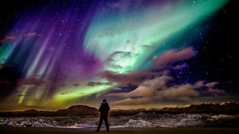“Ánh sáng trong đêm” – Iceland Hiện tượng cực quang, hay còn gọi là Aurora Borealis là một dải quang phổ đầy đủ màu sắc, từ hồng sáng, đỏ, xanh lá cây, tới màu vàng, xanh nước biển và màu tím, xuất hiện tại bán đảo Reykjanes ở Iceland. Các chùm tia sáng nhảy múa trên bầu trời đêm là kết quả của hoạt động va chạm của các hạt, tạo thành các dòng suối, gợn sóng, hay các vòng cung trên đường chân trời.  Mặc dù một loạt các nghiên cứu khoa học về sự xuất hiện của các chùm ánh sáng này, tuy nhiên đến nay, nó vẫn được coi là một hiện tượng bí ẩn chưa thể giải thích được. 