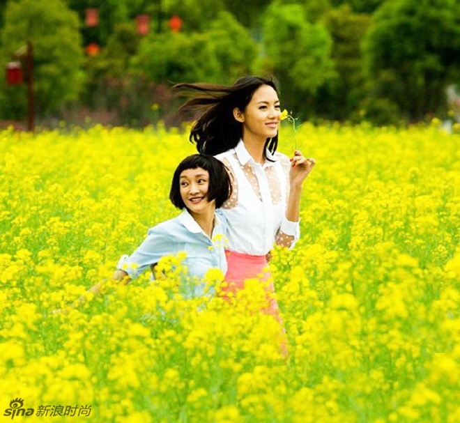 Hoa Đán Châu Tấn không khác gì một cô bé khi sánh bước cùng Trương Tử Lâm giữa cánh đồng hoa cải trong bộ phim 