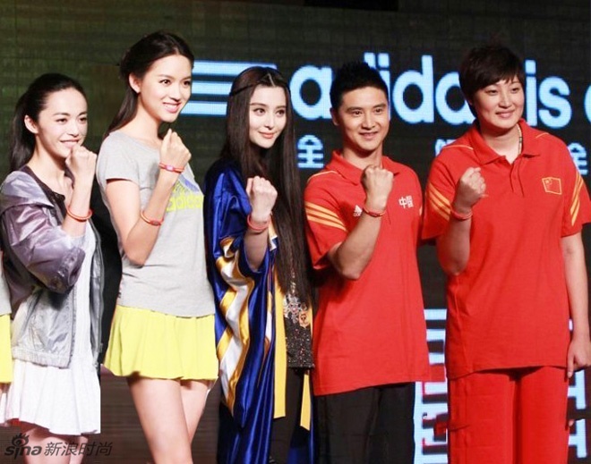 Cả Phạm Băng Băng cũng có lúc phải chào thua chiều cao vời vợi của Hoa hậu.