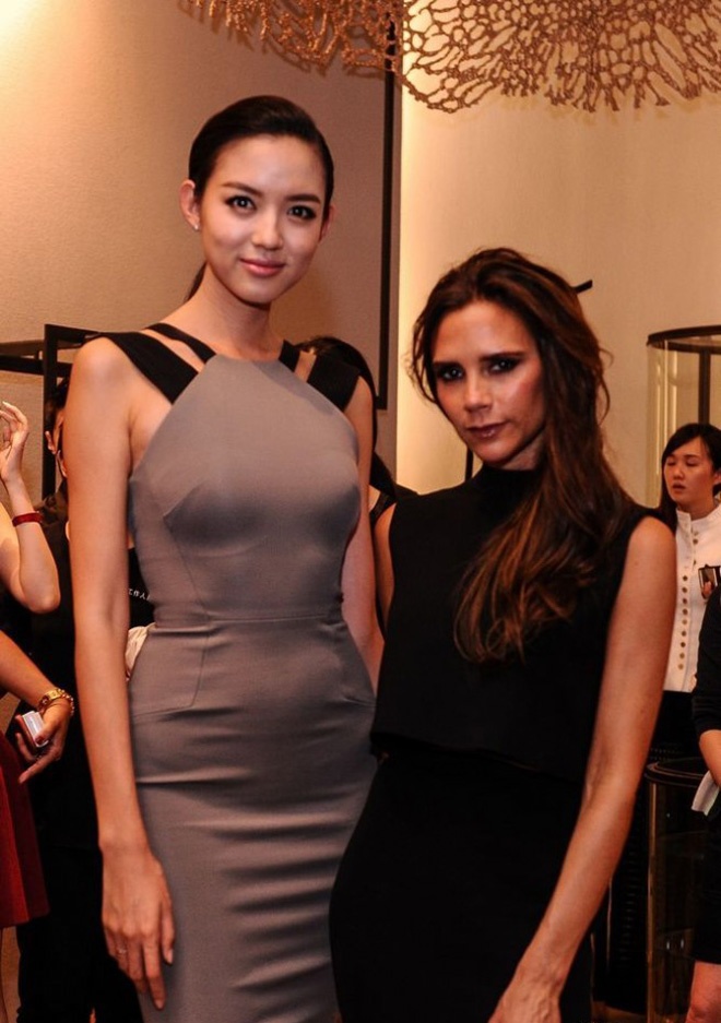 Bà Beck cũng để lộ chiều cao khiêm tốn khi đứng gần Hoa Hậu Trái Đất như thế này.