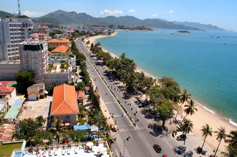 10. Nha Trang. Là một thành phố ven biển và là trung tâm chính trị, kinh tế, văn hóa, và du lịch của tỉnh Khánh Hòa, thuộc miền duyên hải Nam Trung bộ Việt Nam. Vùng đất biển còn nổi tiếng bởi món yến sào, một trong những loại thực phẩm cao lương mỹ vị bổ dưỡng được các vua chúa sử dụng cách đây 400 năm.