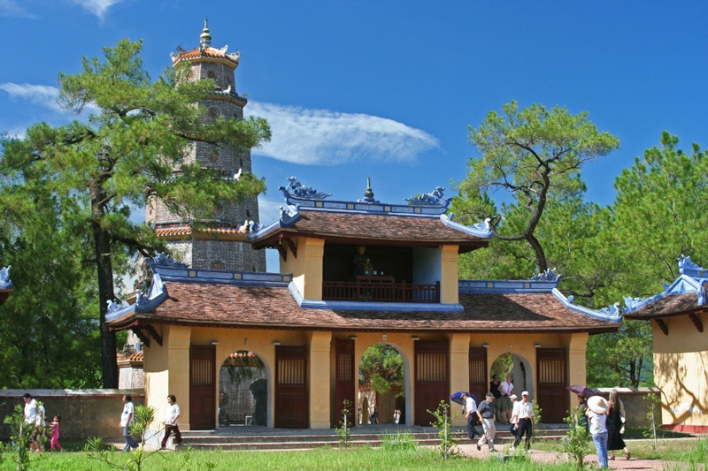 Với cảnh đẹp tự nhiên và quy mô rộng lớn, chùa Thiên Mụ đã trở thành ngôi chùa đẹp nhất thời bấy giờ. Trải qua bao biến cố lịch sử, chùa Thiên Mụ đã từng được dùng làm đàn Tế Đất dưới triều Tây Sơn (khoảng năm 1788), rồi được trùng tu nhiều lần dưới các triều vua nhà Nguyễn. Ngày nay chùa vẫn được tiếp tục chỉnh trang ngày càng huy hoàng, tráng lệ và luôn hấp dẫn, thu hút đông đảo du khách gần xa.