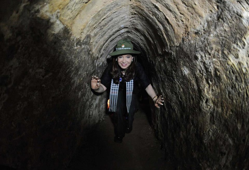 Đây là một công trình kiến trúc độc đáo nằm sâu trong lòng đất, có nhiều tầng, nhiều ngõ ngách như mạng nhện dài trên 200km, là nơi ăn, ở, hội họp và chiến đấu của quân dân ta. Với 3 tầng sâu khác nhau, tầng trên cách mặt đất khoảng 3m, tầng giữa cách mặt đất khoảng 6m và tầng dưới cùng sâu hơn 12m. Đến nay Địa đạo Bến Dược và Bến Đình đã được Nhà Nước công nhận là Di tích lịch sử cấp quốc gia.