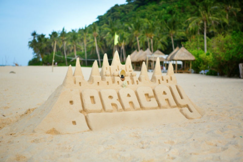 4. Boracay, Philippine: Là một trong những hòn đảo nổi tiếng và quyến rũ nhất châu Á, Boracay mang một vẻ đẹp tự nhiên, ấn tượng với tất cả mọi khách du lịch khi tới đây. Nếu bạn đang lên kế hoạch cho một kỳ nghỉ vừa được nằm dài trên bãi biển vừa thưởng thức một ly cocktail ngon lành thì Boracay chính là sự lựa chọn hoàn hảo. Bên cạnh đó, Boracay cũng rất phát triển các môn thể thao dưới nước như lướt ván hay lặn và cuộc sống về đêm sôi động sẽ mang lại cho bạn nhiều điều bất ngờ và thú vị.