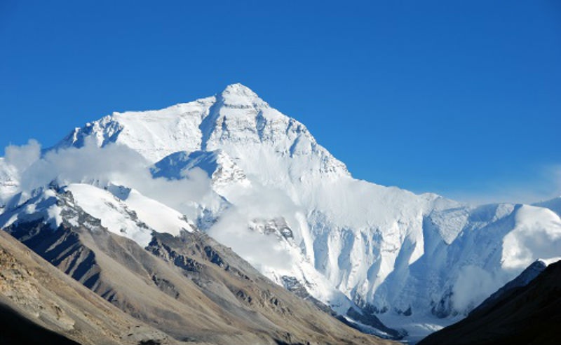 10. Everest, Himalaya: Nằm ở biên giới giữa Nepal và Tây Tạng,  Everest được mệnh danh là “nóc nhà của thế giới” với độ cao 8.848m. Trong tiếng Nepal, nó được gọi là Sagarmatha và ở Tây Tạng, nó lại có tên là Chomolungma. Mỗi năm có tới hàng trăm khách du lịch tới đây để được chinh phục điểm đến tuyệt vời nhất hành tinh này, dù không ít người thiệt mạng, hàng trăm người phải bỏ cuộc và không thể tới được đỉnh. 