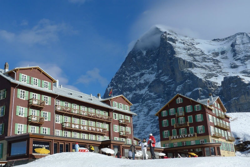 1. Eiger, Thụy Sĩ: Đỉnh núi khổng lồ này cao 3.970 m so với mực nước biển và được chinh phục lần đầu tiên vào năm 1858. Tuy nhiên, chưa một ai từng chinh phục được ngọn núi này ở mặt phía bắc, nơi được coi là dốc nhất tại đây cho tới tận năm 1938. Mặt phía bắc này còn được mệnh danh là “Bức tường chết người (Murder Wall) và đã chôn vùi 64 nhà leo núi thám hiểm khi cố gắng chinh phục nó.