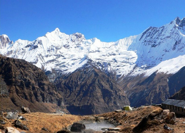 2. Annapurna, Nepal: Trong tiếng Phạn, Annapurna có nghĩa là “Nữ thần thu hoạch”. Đây là đỉnh núi cao thứ 10 trên thế giới với độ cao tới 8.091 m. Kể từ năm 1950, có 157 nhà leo núi tìm cách chinh phục đỉnh núi nhưng 60 người đã phải thiệt mạng khi lý tưởng đó. Mặt núi phía Nam là điểm khó leo nhất ở Annapurna, và phải đến năm 1970, nó mới được chinh phục lần đầu tiên. 