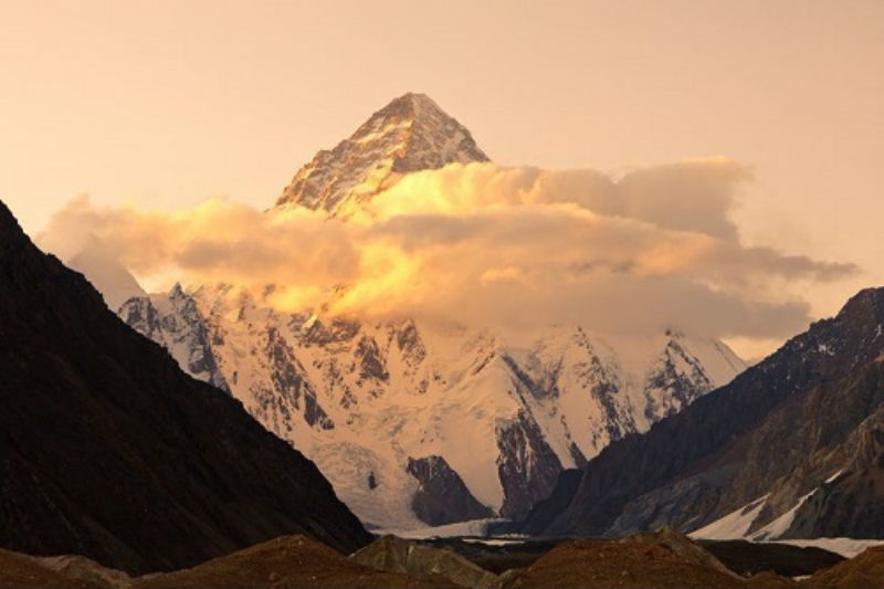 3. K2, biên giới Pakistan - Trung Quốc: Với độ cao 8.611 m nằm ở dãy Karakoram, Pakistan, K2 được coi là đỉnh núi cao thứ hai trên thế giới. Không một nhà leo núi nào dám mạo hiểm leo lên ngọn núi này vào mùa đông bởi địa thế hiểm trở với các sườn đá dốc đứng, trơn trượt và thời tiết bất thường nơi đây. Trung bình cứ 4 người leo lên K2, lại có 1 người bị thiệt mạng. Đỉnh núi này còn nổi tiếng bởi những cơn bão khắc nghiệt kéo dài tới vài ngày, nên nó còn được gọi là “Đỉnh núi hoang dã” (Savage Mountain).