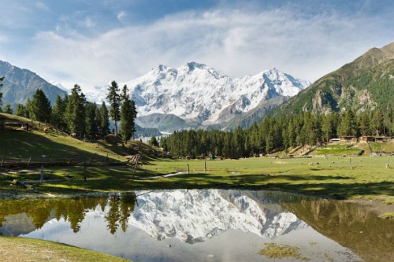 5. Nanga Parbat, Pakistan: Nanga Parbat là ngọn núi cao thứ 9 trên thế giới với độ cao 8.125 m và cũng chưa ai từng dám khám phá nó vào mùa đông. Theo tiếng Urdu, Nanga Parbat có nghĩa là núi trọc, nhưng với việc chứng kiến rất nhiều tai nạn chôn vùi trong tuyết của các nhà leo núi khiến nó được gọi là “Kẻ ăn thịt người” hay “Núi quỷ”.