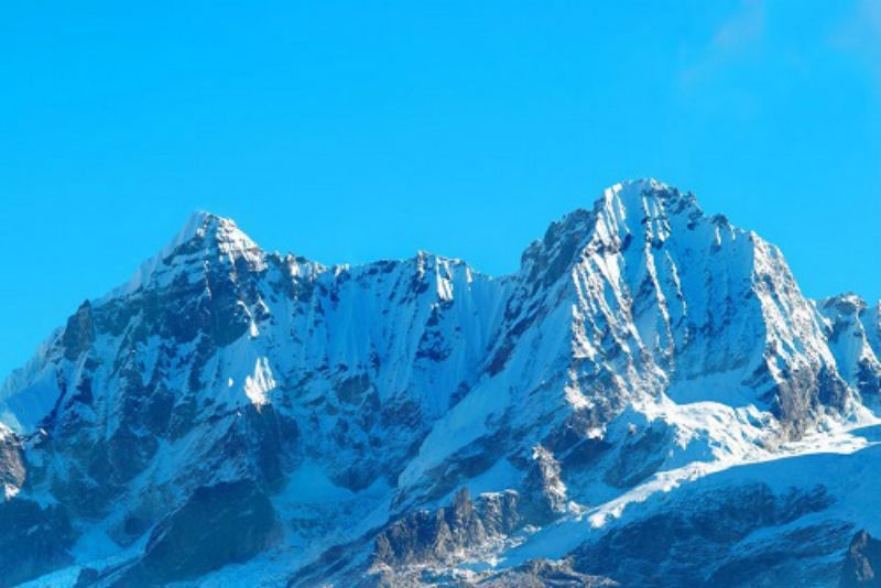 6. Kangchenjunga, Hymalaya: Ngọn núi cao thứ 3 thế giới này nằm trên lãnh thổ của tỉnh Taplejung, trải dài trong vùng biên giới giữa Nepal và Ấn Độ. Kangchenjunga có nghĩa là “Năm kho báu tuyết” vì nó bao gồm 5 đỉnh, có độ cao đều trên 8.000m và phủ đầy tuyết. Năm 1955, một đoàn thám hiểm người Anh đã trở thành nhóm đầu tiên tiến hành chinh phục ngọn núi, nhưng cuối cùng không thể đặt chân được lên đến đỉnh núi. 