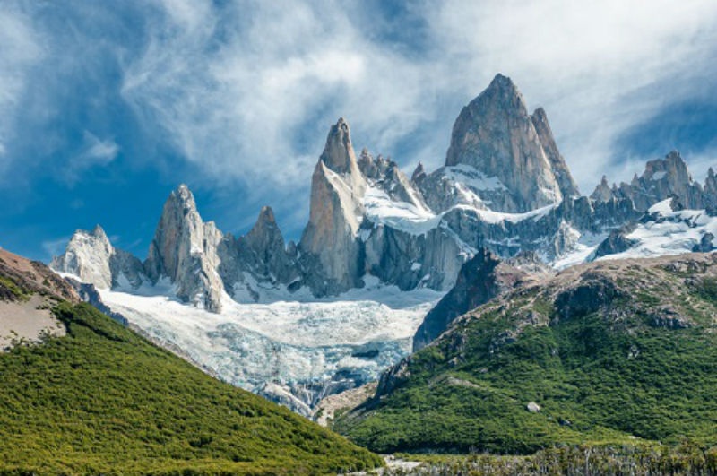 7. Fitz Roy, Patagonia: Fitz Roy là một trong những ngọn núi hiểm trở nhất thế giới dù chỉ độ cao của nó chỉ là 3.405m. Trong khi Everest đón hon 100 du khách mỗi ngày trong suốt mùa hè, thì ở Fitz Roy lại chỉ có 1 – 2 người tới đây mỗi năm. Bởi ngọn núi này không chỉ là một trong những nơi xa xôi, hẻo lánh mà nó còn gây ra nhiều vấn đề khó khăn cho các nhà leo núi cả về tinh thần lẫn kỹ thuật. 