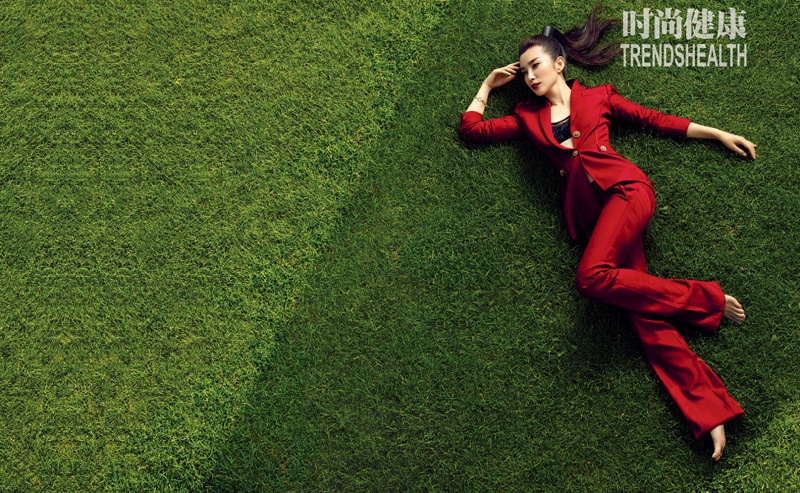 Nữ diễn viên Transformers 4 khoe vẻ đẹp sắc sảo, gợi cảm với kiểu vest xẻ sâu hút mắt đang được hàng loạt mỹ nhân đình đám thế giới như Olivia Wilde, Rosie Huntington-Whiteley, Miley Cyrus … yêu chuộng.