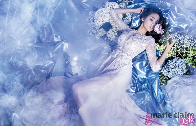 Dường như hè cũng mát dịu và ngọt ngào hơn khi ngắm nhìn vẻ đẹp trong sáng, duyên dáng của Trương Tử Lâm giữa một rừng hoa.