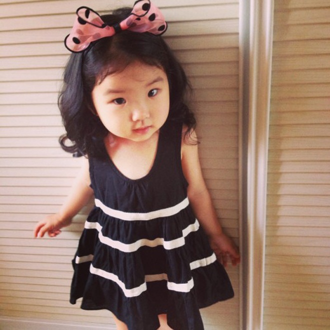 Hoặc được mẹ hô biến thành nàng công chúa nhỏ với nơ bản to, cài tóc hình vương miện cực yêu.