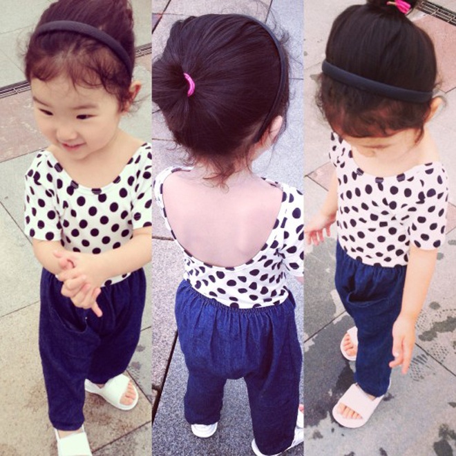 Hoặc tươi trẻ, mát rượi với chiếc áo pull chấm bi và quần lưng thun xinh xắn.