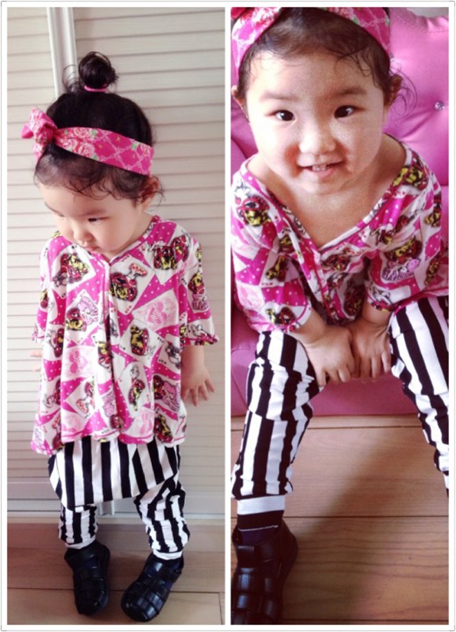 Thậm chí, có khi TA còn được mẹ làm điệu với kiểu quần skinny cực kỳ sành điệu, kết hợp áo khoác kimono họa tiết floral như một fashionista chính hiệu.