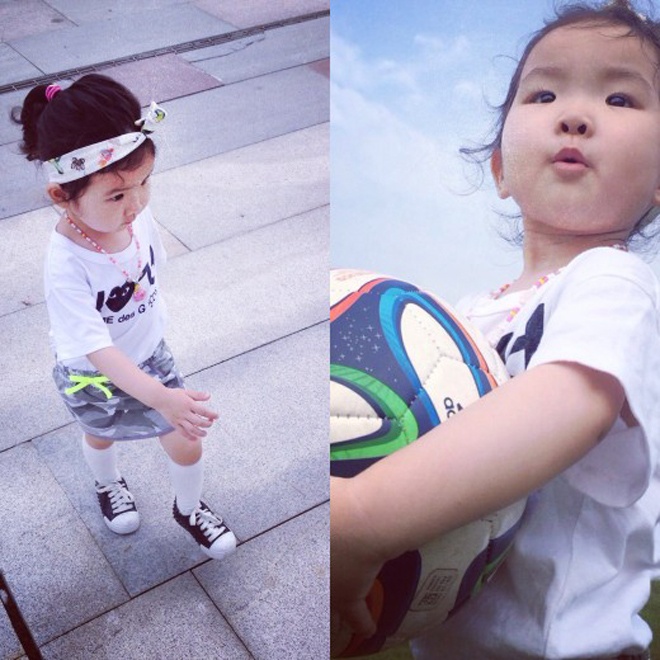 Váy ôm họa tiết quân đội, kết hợp áo pull, giày bata, băng đô cài tóc siêu xinh, TA đủ điều kiện trở thành cổ động viên cho đội nhà tại World Cup cùng bố và mẹ rồi nhé.