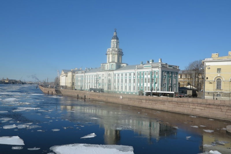 4. St Petersburg, Nga: Thành phố thủ đô cũ của nước Nga, được mệnh danh là “Venice của phương Bắc” nằm trên một loạt các hòn đảo nối với nhau bằng nhiều cây cầu và nằm ở cửa con sông Neva hung dữ. Chính bởi vậy, ngay từ khi thành lập, thành phố này đã thường xuyên phải hứng chịu những trận lũ lụt và nước biển dâng, trong những năm gần đây còn trở nên thường xuyên và nguy hiểm hơn. Mặc dù phải tốn rất nhiều tiền nhưng Nga vẫn phải đầu tư xây dựng hệ thống rào cản bảo vệ thành phố và hệ thống cảnh báo lũ. Nếu không có hệ thống này, chắc chắn St. Petersburg sẽ nằm trong biển nước. 