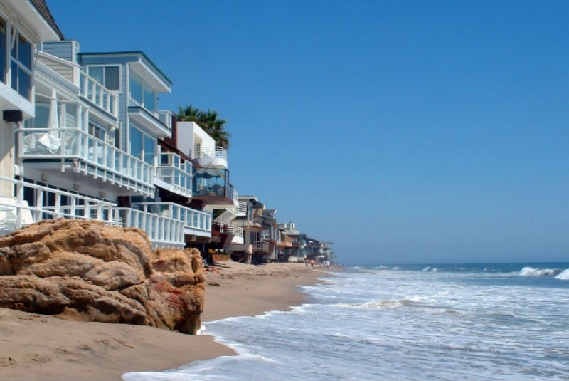 5. Los Angeles, Mỹ: Là một thành phố ven biển, đồng thời là nơi tập trung của các ngành công nghiệp, thành phố đông dân này đứng trước nguy cơ ngập lụt rất lớn mặc dù trong vòng 200 năm nữa, nước biển với bắt đầu có thể nhấn chìm nó. Theo một số nghiên cứu mực nước biển Thái Bình Dương của Đại học Nam California, bờ biển của Los Angeles đang dần bị nước biển ăn sâu vào trong, đồng nghĩa với việc một số công trình và tòa nhà ven biển có nguy cơ bị phá hủy nặng nề bởi lũ lụt. 