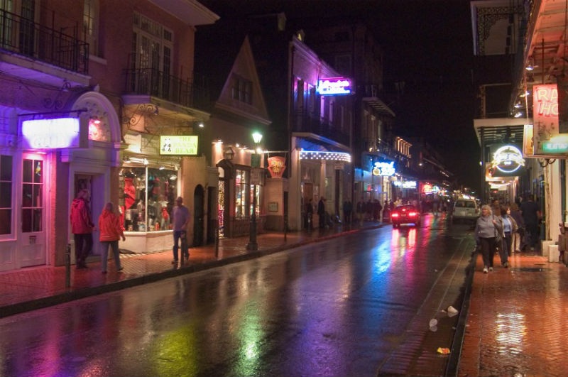 7. New Orleans, Mỹ: New Orleans là thành phố bị tổn thất và thiệt hại do lũ lụt cao nhất của Mỹ. Sự tàn phá do con sông Mississippi trong những năm gần đây thực sự khiến người dân nơi đây luôn phải đối mặt với sự đe dọa của các cơn bão ngày càng hung dữ. Cơn bão Katrina năm 2005 chính là một minh chứng cho sự đe dọa này và đánh sập hàng ngàn căn nhà, hàng trăm người thiệt mạng và toàn thành phố gần như chìm trong biển nước. Sau cơn bão này, chính quyền thành phố đã phải chi mạnh tay vào việc xây dựng hệ thống phòng lũ với một chuỗi các đê đập, kênh mương để đối phó với các thiên tai trong tương lai. 