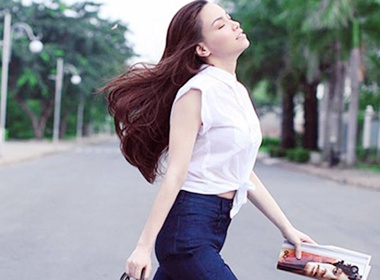 5 chiec ao moi co gai can co trong tu hinh anh