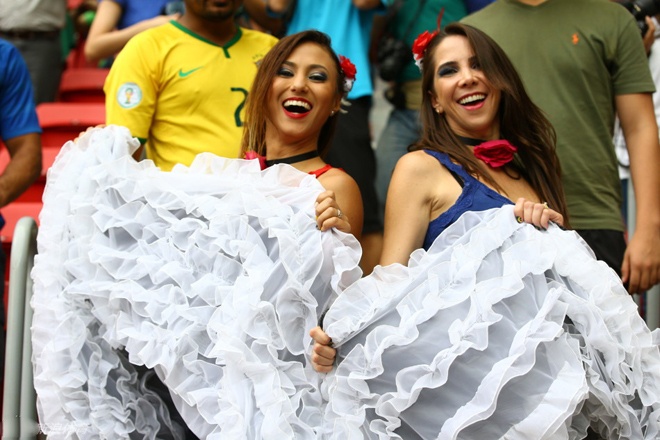 Hoặc đắm say trong những bước nhảy cùng các vũ nữ - cổ động viên gợi cảm nhất nhì sân cỏ như thế này.