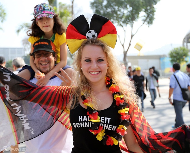 Nơ và hoa tràn ngập khán đài thi vị hóa những cuộc so tài nghẹt thở của phái mạnh.