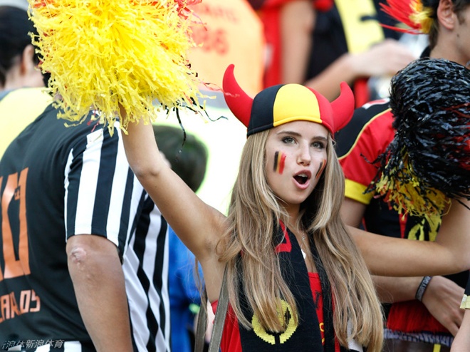 Những chiếc bờm sừng xinh xinh trên tóc hô biến các cô nàng hiền dịu thành những cổ động viên cuồng nhiệt và bốc lửa.