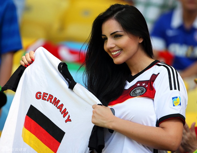 Với màu quốc kỳ rực rỡ, những chiếc áo pull phom rộng càng tăng thêm sức nóng cho dàn cổ động viên xinh đẹp.