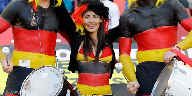 Nghệ thuật art body painting (vẽ trên cơ thể) cũng được các cổ động viên xinh đẹp khắp năm châu yêu chuộng.