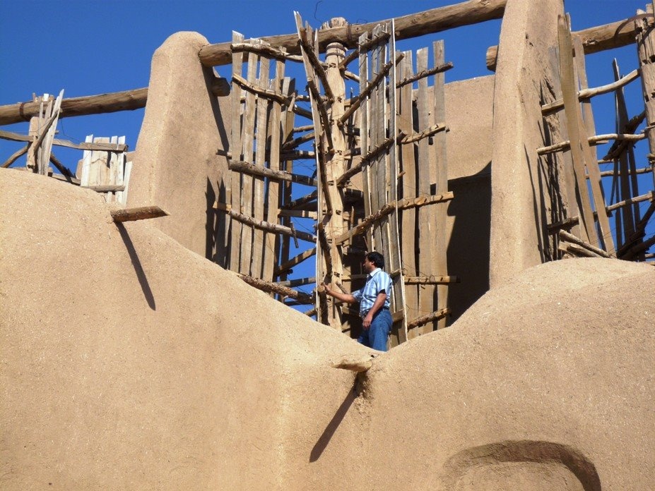 Kết cấu cối xay gió này gồm những phần quan trọng như đường hầm (nơi hạt ngũ cốc đi xuống cối giã), thùng chứa (nơi để lưu trữ ngũ cốc) và cánh quạt (tác dụng làm cánh buồm quay để giã ngũ cốc). Phần bên trong của cối xay gió gồm hai tầng, người ta phải vác những bao ngũ cốc lên tầng trên cùng và đỗ vào nơi đi xuống cối giã và cho quay cánh quạt. Như thế ngũ cốc được tách bóc, sàn lọc xuống bồn chứa thông qua đường hầm. Kết quả cuối cùng là ngũ cốc được nghiền thành bột.