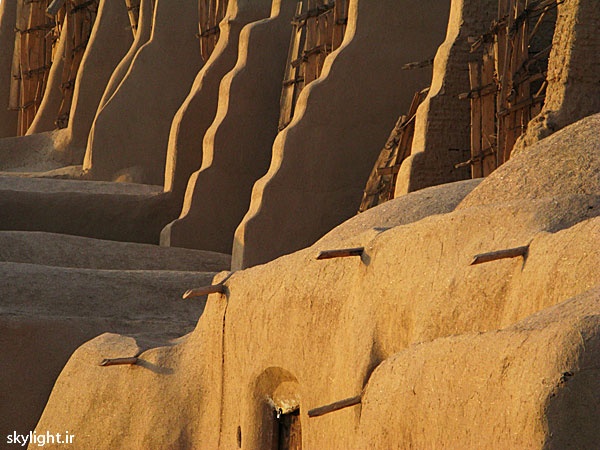 Thị trấn Nashtifan cách thị trấn Khaf khoảng 20 km và cách biên giới Afghanistan khoảng 30 km. Đặc điểm chính của khu vực này là luôn đón nhận những cơn gió mạnh thổi qua, chính vì mang một trong những yếu tố độc đáo của tự nhiên mà thị trấn ban đầu được gọi với tên là “NishToofan” hay 