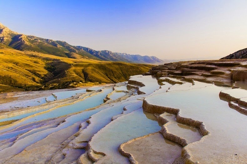 Suoi nuoc nong bac thang doc dao o Iran hinh anh