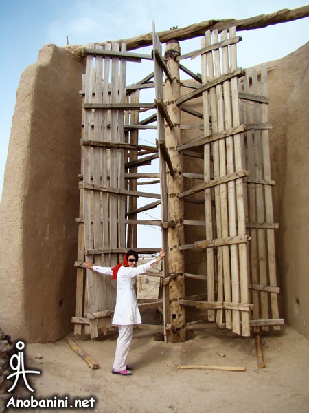 Cối xay gió ở thị trấn Nashtifan được thiết kế theo chiều ngang, tức trục thẳng đứng và tấm chắn gió xoay theo chiều ngang. Đây là tài liệu thiết kế được biết đến đầu tiên và không hiệu quả so với cối xay gió thẳng đứng cải tiến ngày nay, tức những cánh gió xoay theo chiều dọc. Nhược điểm cối xay gió ngang là các tấm chắn gió xoay theo chiều ngang, chỉ có một bên hấp thụ năng lượng gió trong khi nửa còn lại của thiết bị về cơ bản đi ngược gió gây lãng phí năng lượng và kết quả là cánh không bao giờ có thể di chuyển nhanh hơn hay thậm chí là đua bằng tốc độ của gió. Nhưng bù lại cho hạn chế của thiết kế này là khu vực thị trấn Nashtifan có năng lượng gió rất lớn, tốc độ gió thường đạt tới 120 km/giờ. Đây cũng là lí do mà những chiếc cối xay gió cổ đại này vẫn còn sử dụng cho tới ngày nay.