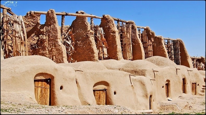 Ngay từ thời cổ đại con người đã biết sử dụng năng lượng gió. Những cánh buồm ngược gió được dựng lên đã vượt qua muôn trùng đại dương để khám phá những vùng đất xa lạ. Đến đất liền, gió làm cho những chiếc máy xay hạt giữa những tảng đá hoạt động để xay bột và bơm nước từ các con sông và giếng lên.