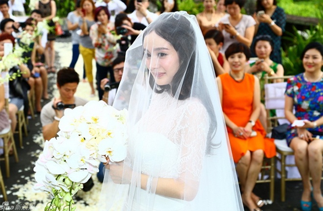 Chọn màu trắng làm chủ đề lễ thành hôn, nên bó hoa lan hồ điệp trong ngày cưới của Dương Mịch cũng có cùng màu sắc tinh khiết này.