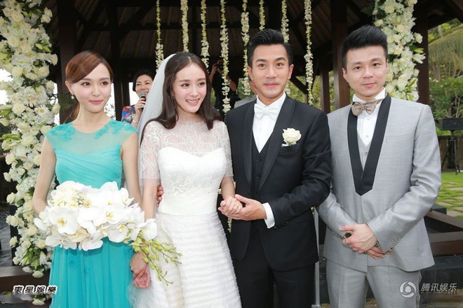 Hoa cầm tay cô dâu bằng lan trắng đang là mốt trong mùa cưới năm nay và không thể phủ nhận chúng rất phù hợp với phong cách váy cưới, ngoại hình thùy mị của Dương Mịch cũng như không gian tràn ngập hoa hồng trắng trong hôn lễ của nữ diễn viên xinh đẹp.