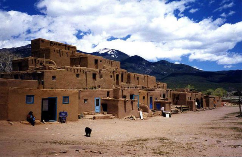 10. Taos Pueblo ở New Mexico, Mỹ: Những ngôi nhà ở đây làm bằng gạch bùn được trộn từ bùn phơi nắng và phủ một lớp thạch cao lên trên, một số thì được xây từ gạch sống được làm từ đất, đất sét và rơm. Các bức tường xung quanh rất dày và được cải tạo hàng năm như một nghi thức của một buổi lễ trong làng. Những mái nhà được làm bằng cây tuyết tùng và người dân ở đây sử dụng thang ở bên ngoài để leo lên tầng trên. Taos Pueblo cổ đại được Unesco công nhận là di sản thế giới vào năm 1992.