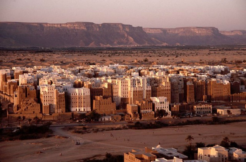 1. Shibam ở Yemen: Được biết đến với cái tên “Manhattan của sa mạc”, Sibam là một thành phố ở Yemen với lối kiến trúc đặc biệt của các tòa nhà cao tầng độc đáo xây dựng từ thế kỷ 16. Đặc biệt, có một số tòa nhà 16 tầng và cao tới 40m và đều được xây từ gạch bùn liền kề nhau, với mục đích ban đầu để bảo vệ người dân từ các cuộc tấn công của người Bedouin du cư. Cư dân sống tại các vùng sa mạc này thường xuyên phải cải tiến và gia cố các tòa nhà này để tránh mưa gió và xói mòn.