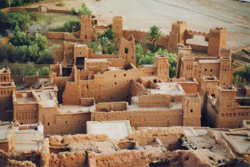 2. Ait Benhaddou ở Maroc: Là một trong những điểm đến du lịch hàng đầu tại Maroc, Ouarzazate được xây dựng hoàn toàn bằng gạch và đất bùn theo lối truyền thống. Thực tế, nó cũng từng xuất hiện trong rất nhiều bộ phim nổi tiếng như Lawrence of Arabia, Chiến tranh giữa các vì sao và Gladiator,… Ait Benhaddou là một trong những thành phố cổ có tường cổ bao quanh ở Ouarzazate. Bên trong các bức tường bùn cao là 6 khu vực và một số ngôi nhà, mỗi ngôi nhà có 8 gia đình. Đối với các nhiếp ảnh gia, thời điểm được cho là đẹp nhất ở Ait Bebhaddou chính là vào buổi chiều muộn và hoàng hôn.