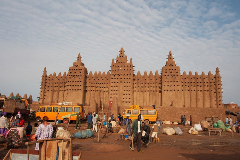 3. Nhà thờ Hồi giáo Great Mosque ở Dienne, Mali: Đây được coi là công trình bằng bùn lớn nhất thế giới, được xây dựng theo phong cách kiến trúc Sudan. Nhà thờ này nổi bật với 3 ngọn tháp, mỗi ngọn tháp được đặt một quả trứng đà điểu tượng trưng cho khả năng sinh sản và vô số tháp nhỏ nhô ra từ bức tường chính. Công trình này được xây dựng lần đầu tiên vào khoảng thế kỷ 13, nhưng hoàn thiện với kiến trúc hiện tại thì vào khoảng một thế kỷ trước. Không những thế, du khách sẽ được lạc vào một khu chợ ngay bên ngoài với đa dạng các mặt hàng tạo nên một bức tranh đầy màu sắc sống động nhất ở Tây Phi.