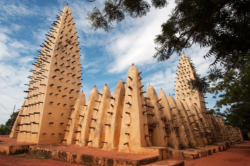5. Nhà thờ Hồi giáo Bobo Dioulasso Grand Mosque ở Burkina Faso: Là một nhà thờ Hồi giáo ở Tây Phi cũ, Bobo Dioulasso được coi là công trình điển hình nhất của kiến trúc Sudan-Sahel trong nước, giống phong cách của Nhà thờ Djinguereber ở Timbuktu. Công trình này được xây dựng bằng những vật liệu duy nhất là đất sét và gỗ, thời điểm khởi công công trình này hiện giờ vẫn là một tranh cãi với các nhà khảo cổ học.
