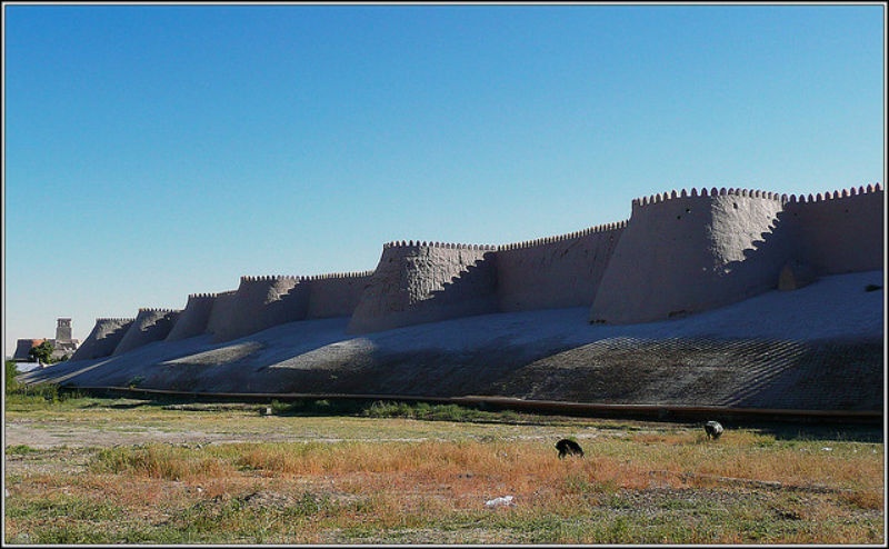 7. Bức tường Khiva ở Uzbekistan: Nằm trên sa mạc Kyzylkum ở Uzbekistan, bức tường Khiva được xây dựng vào 2.500 năm trước, theo lệnh của Shem, con trai cả của Noah. Thành phố cổ đại này trước kia có tên là Ichon-Qala (có nghĩa là bên trong tường), được bao quanh bởi bức tường Khiva cao 10m được làm bằng đất sét khai thác từ một bờ hồ ở Ghovuk Kul. 