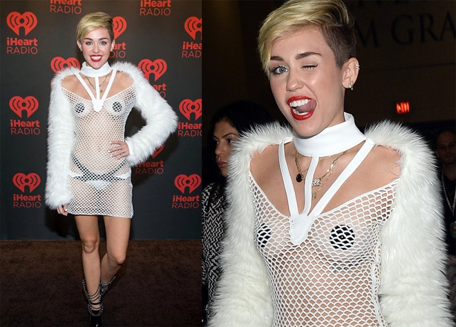  Dẫn đầu những mỹ nhân khoe nội y qua làn vải xuyên thấu thiếu tinh tế nhất là Miley Cyrus. Yêu chuộng vẻ đẹp sexy nổi loạn, nhưng đôi lúc nữ ca sĩ này quá đà trong chọn lựa kiểu dáng trang phục.